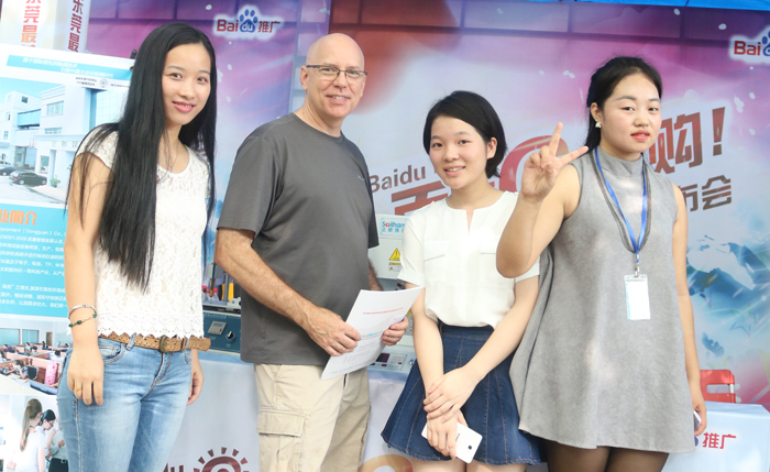 正航參展的業(yè)務(wù)同事與外國(guó)友人合照留念