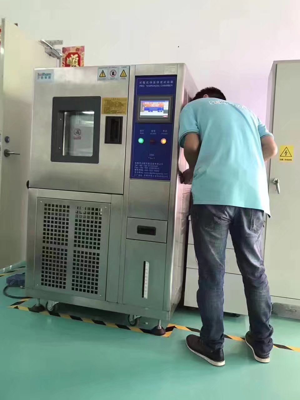 正航工程師認(rèn)真交機(jī)培訓(xùn)客戶操作使用高低濕熱交變試驗(yàn)箱